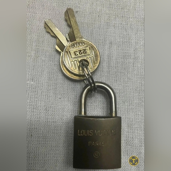 Louis Vuitton Vintage Lock & Keys #223 - Picture 3 of 4